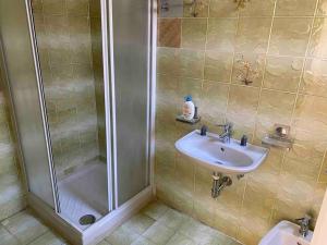 a bathroom with a shower and a sink at Appartamento a Monfalcone, con parcheggio gratuito in Monfalcone