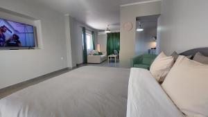 Jimmy's place في أرتيميدا: غرفة نوم بسرير كبير وغرفة معيشة