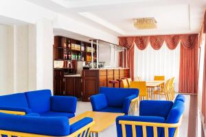 salon z niebieskimi krzesłami i stołem w obiekcie CENTRAL ASİA HOTEL w Taszkiencie