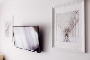 Televízia a/alebo spoločenská miestnosť v ubytovaní APARTAMENTY ARTE LUBLIN Boczna Lubomelskiej 11 - faktura VAT garaż