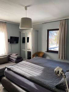 um quarto com uma cama grande e um sofá em Bergbach em Ramsau