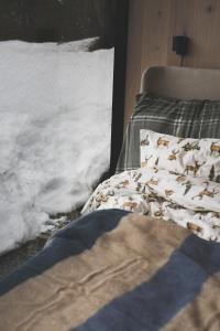 sypialnia z łóżkiem ze śniegiem na ziemi w obiekcie Vidsyn Midjås w mieście Vistad