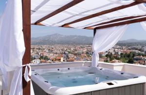 uma banheira com vista para a cidade em Villa Ariadne em Atenas