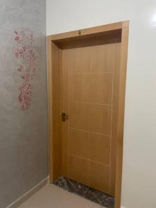 a door to a shower in a room at LH résidence mezouar1 appartement 4 in Laayoune