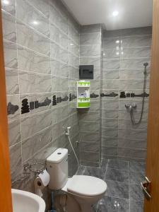 La salle de bains est pourvue de toilettes, d'une douche et d'un lavabo. dans l'établissement LH résidence mezouar1 appartement 4, à Laâyoune