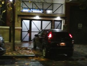 un coche aparcado delante de un edificio por la noche en COMO EN CASA en Buenos Aires en Buenos Aires