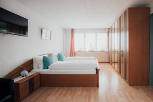 Postel nebo postele na pokoji v ubytování Hotel Krone Gais