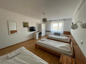 Ένα ή περισσότερα κρεβάτια σε δωμάτιο στο Zajazd Korona +41 φωτογραφίες