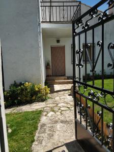 una entrada a una casa con una puerta y un patio en La lechuza blanca, en Casavieja