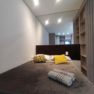เตียงในห้องที่ Loft no centro de São Jose dos Pinhais - 10 minutos do aeroporto de Curitiba