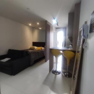 พื้นที่นั่งเล่นของ Loft no centro de São Jose dos Pinhais - 10 minutos do aeroporto de Curitiba +33 ภาพ