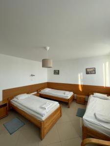 Habitación con 2 camas en una habitación con: en Zajazd Korona en Łęgowo