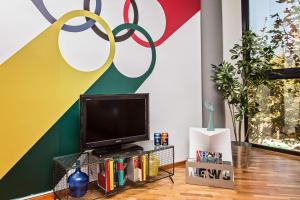 sala de estar con TV y pared colorida en Sweet Inn - Bogatell Beach en Barcelona