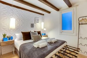 バルセロナにあるSweet Inn - Miro Parkのベッドルーム1室(枕2つ付)