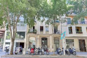 バルセロナにあるSweet Inn - Miro Parkの建物前に停車する一団の二輪車