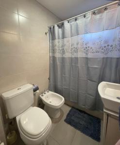 łazienka z toaletą i umywalką w obiekcie La Victoria w mieście Lujan de Cuyo