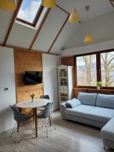 een woonkamer met een bank en een tafel bij Widokowy Raj Piękny Widok!! in Międzybrodzie Bialskie