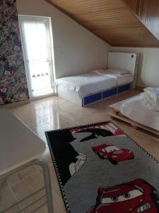 1 dormitorio con 2 camas y alfombra en el suelo en Villa ARDEN, en Kartepe