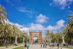 a crowd of people walking in front of the arch of triumph at Sweet Inn - Ausias Marc in Barcelona