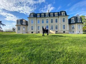 Vonkajšia záhrada v ubytovaní Gîte de la comtesse château de la Bouchatte