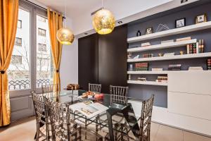 comedor con mesa de cristal y sillas en Sweet Inn - Urqui City Center, en Barcelona