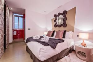 1 dormitorio con 1 cama grande y puerta roja en Sweet Inn - Urqui City Center, en Barcelona