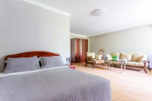 Una cama o camas en una habitación de CENTRAL ASİA HOTEL