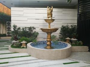 une fontaine au milieu d'une cour dans l'établissement Adria Residences - Sapphire Garden - 2 Bedroom for 4 person, à Manille