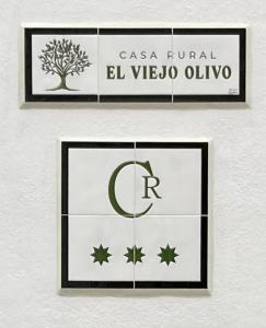 um sinal numa parede com Cesar Franco el veinhoolis em Casa Rural El viejo Olivo em Valencia de Ventoso