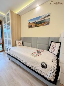 sypialnia z łóżkiem w pokoju w obiekcie Willa Michałówka w Zakopanem