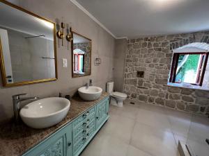 Koupelna v ubytování Stone house 264 + 37 fotografií