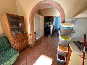 una cucina con arco e un soggiorno con divano di Antonio's villa al mare con vista sull'Etna Vaccarizzo Catania a Catania