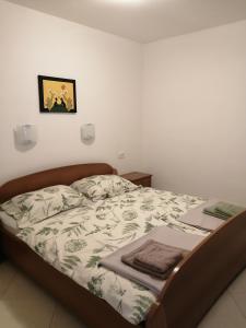 1 dormitorio con cama con edredón en Apartma Praprot en Mojstrana