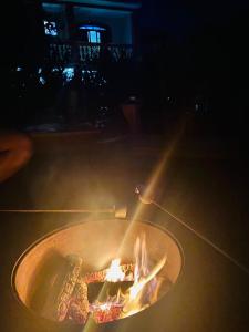 a fire in a pan with some food on it at Estação Brotense - Casa com piscina e fogueira exclusiva in Brotas