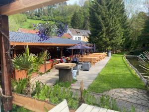 Zahrada ubytování Hotel-Restaurant Theis-Muehle + 15 fotografií