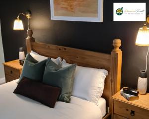 Tempat tidur dalam kamar di 2 Bedroom House In Leeds With Free Wi-Fi and Parking 24 WAL