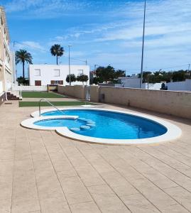 una piscina en medio de un patio en APARTAMENTO LES CALES, en Vinarós