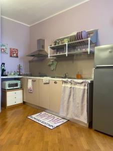 een keuken met een wastafel en een koelkast bij La lavanda di Poppi-mini appartamento in Poppi