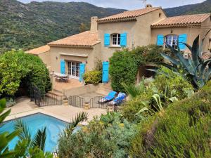 uma casa com uma piscina em frente em Rayol Villa Saphir em Rayol-Canadel-sur-Mer