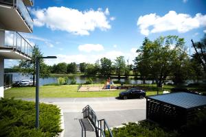 Vonkajšia záhrada v ubytovaní Marina Apartament 13 Iława - z prywatnym miejscem parkingowym
