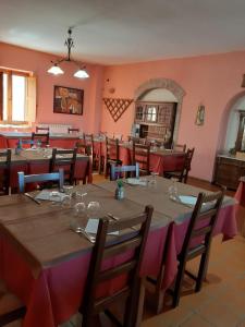 コリリアーノ・カーラブロにあるAgriturismo La Pignaのテーブルと椅子が備わるレストラン