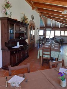 uma grande sala de jantar com mesas e cadeiras em Agriturismo La Pigna em Corigliano Calabro