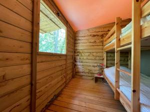 a room with two bunk beds in a log cabin at Lodges du Bois Dodo - ancien Camping de Bois Redon in Septfonds