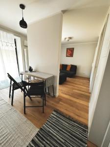 ein Wohnzimmer mit einem Tisch und einem Sofa in der Unterkunft Seaside_albatross in Ķesterciems