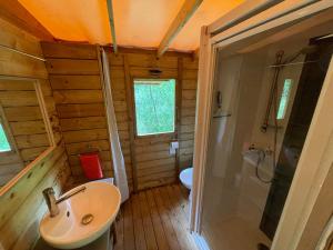 Koupelna v ubytování Lodges du Bois Dodo + 33 fotografií