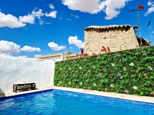 une villa avec une piscine et un bâtiment dans l'établissement Burbujas Manchegas, à El Toboso