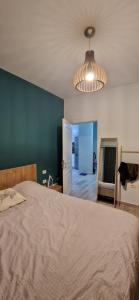 um quarto com uma cama grande e uma parede azul em Cozy apartament in Tirana em Tirana