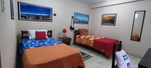 1 dormitorio con 2 camas en una habitación en Hospedaje Boutique LEOS EIRL, en Lima