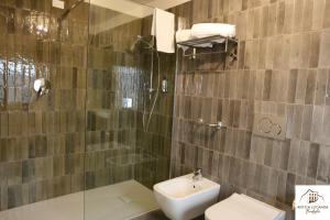La salle de bains est pourvue d'une douche, de toilettes et d'un lavabo. dans l'établissement Antica Locanda Bonfiglio, à Busana