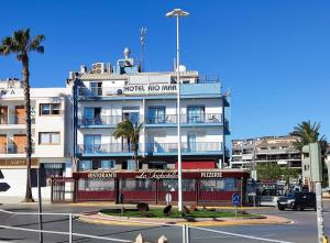 ein großes weißes Gebäude mit einem Schild darüber in der Unterkunft Hotel Rio Mar in Peñíscola